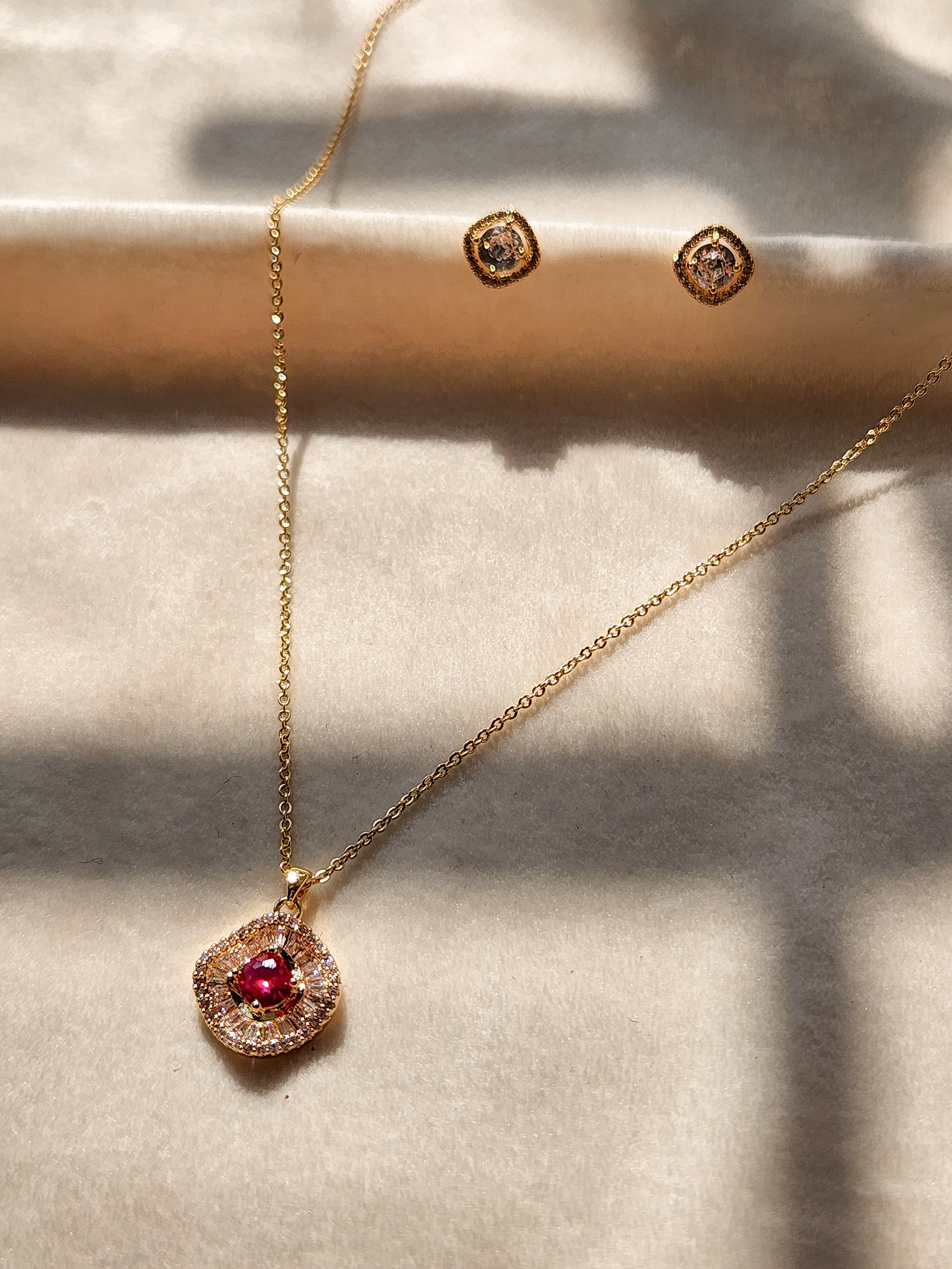 Juego dije rombo irregular puras zirconias centro zirconia roja aretes zirconias trasnparente Kooko & Kaanela KKCOLL-589