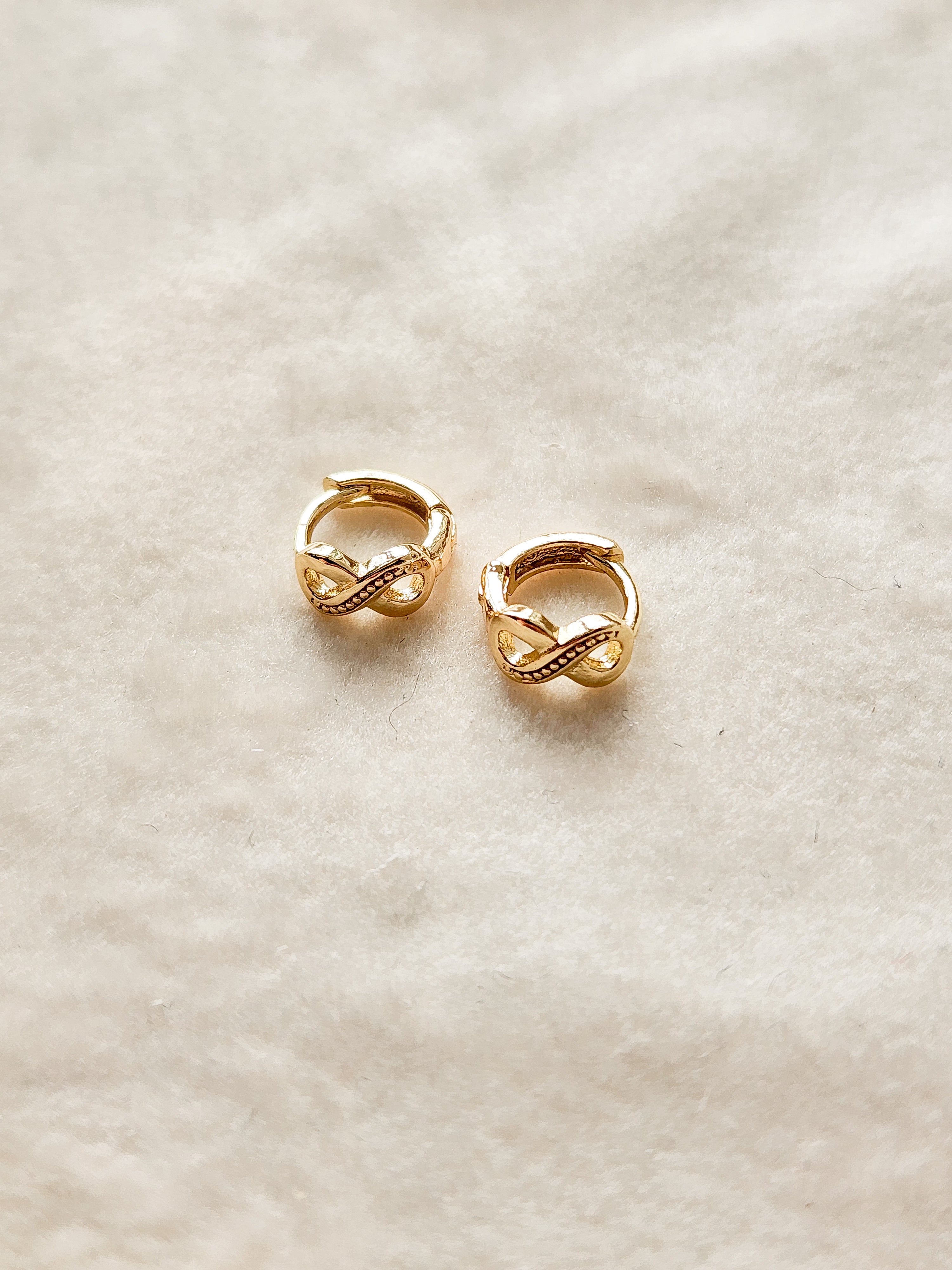 Arete hugguies pequeño infinito Kooko & Kaanela KKPEQ-598