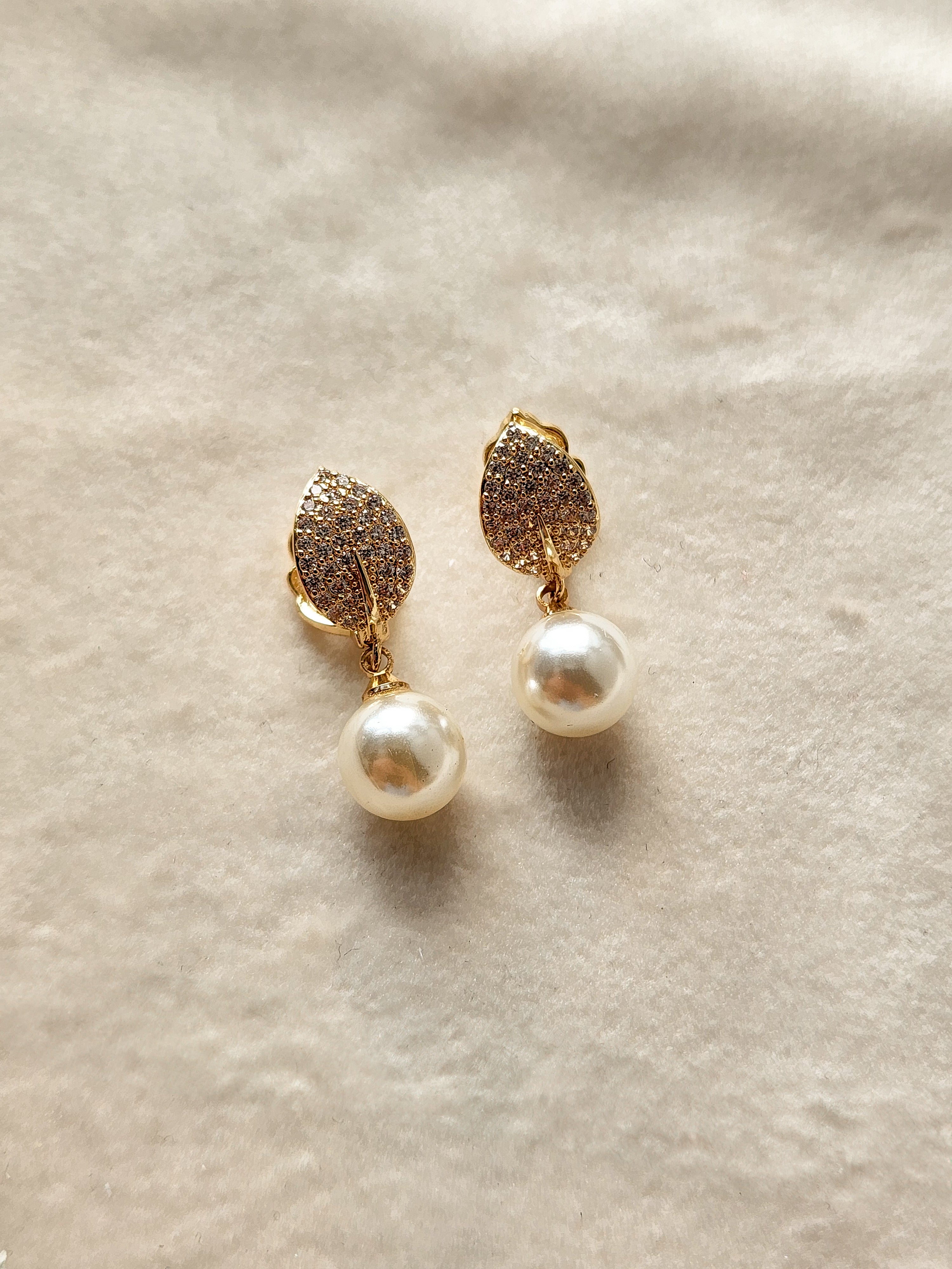 Arete hugguies hojas zirconias con perlita blanca guindando Kooko & Kaanela KKPEQ-633