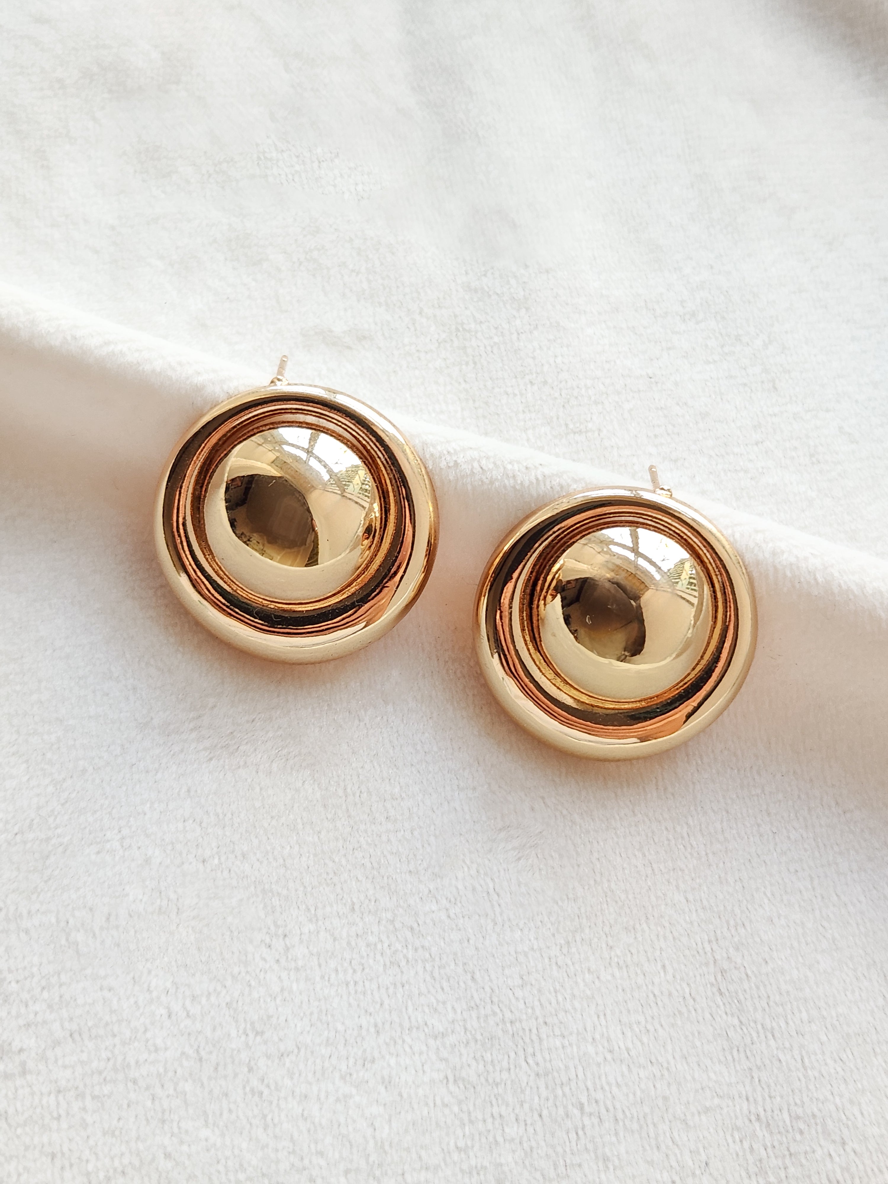 Arete Kooko & Kaanela círculo con otro por fuera dorado sin zirconias KKAMED-324