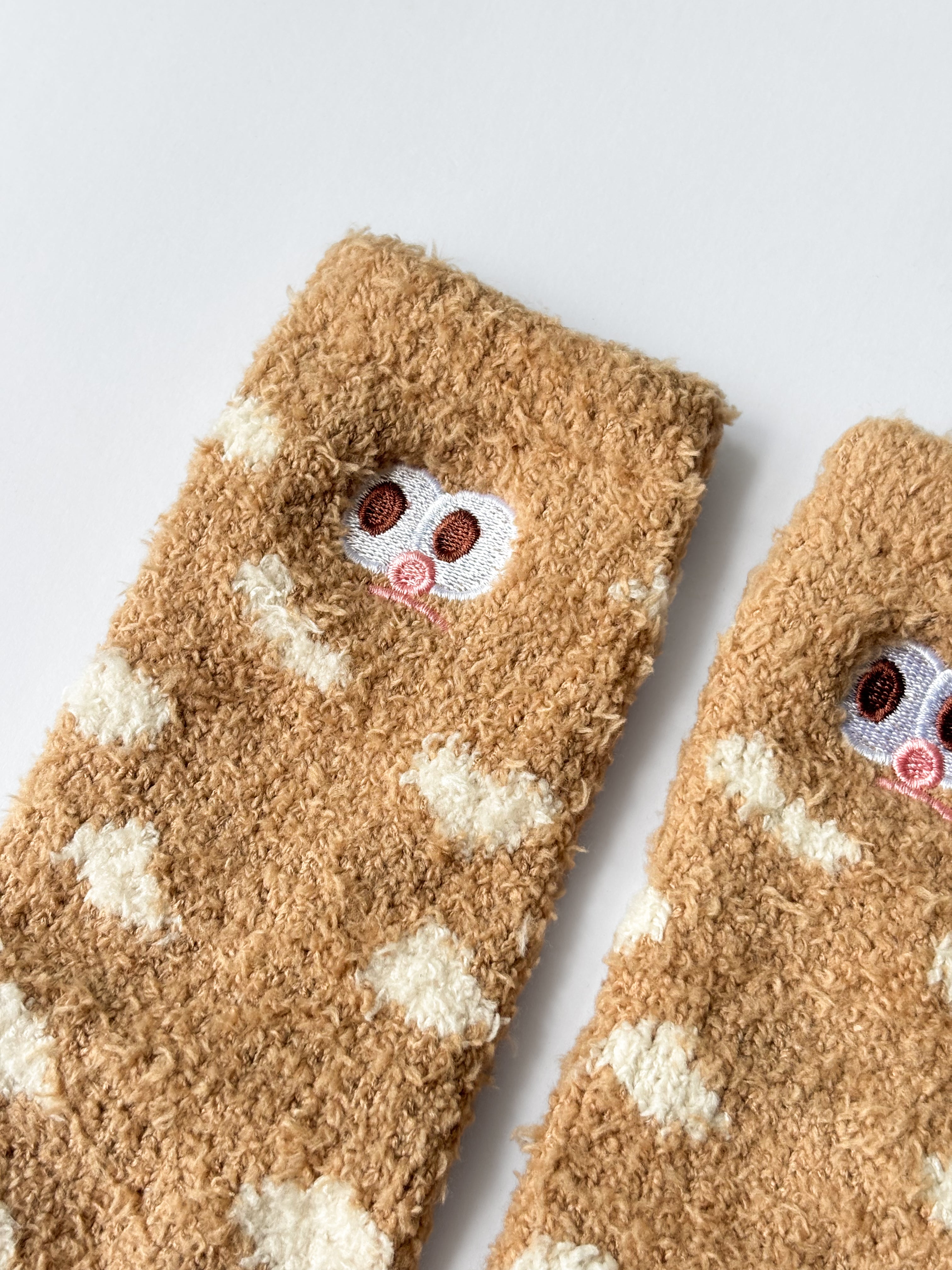 Calcetines peludos con lunares y caritas sonrientes S0760020ASST