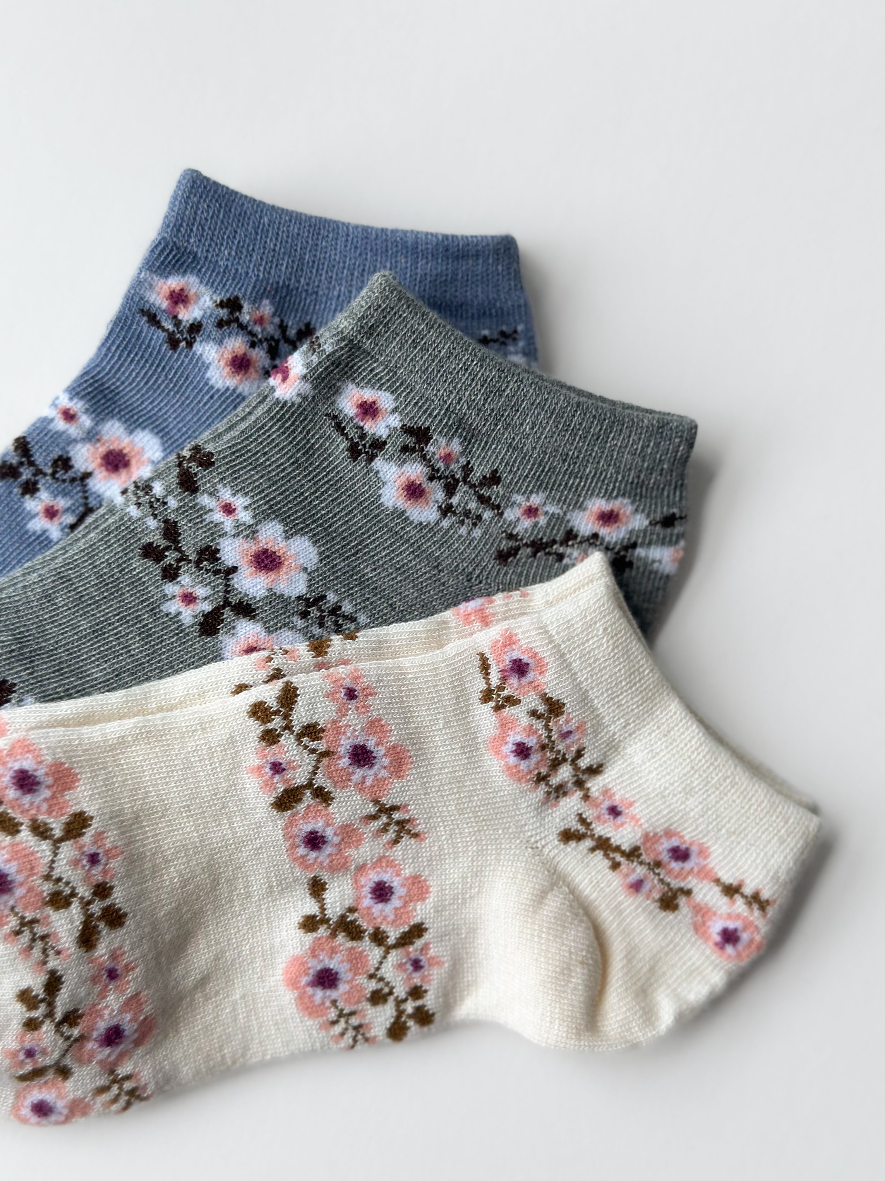 Calcetines bajos con estampado floral para mujer AKB202