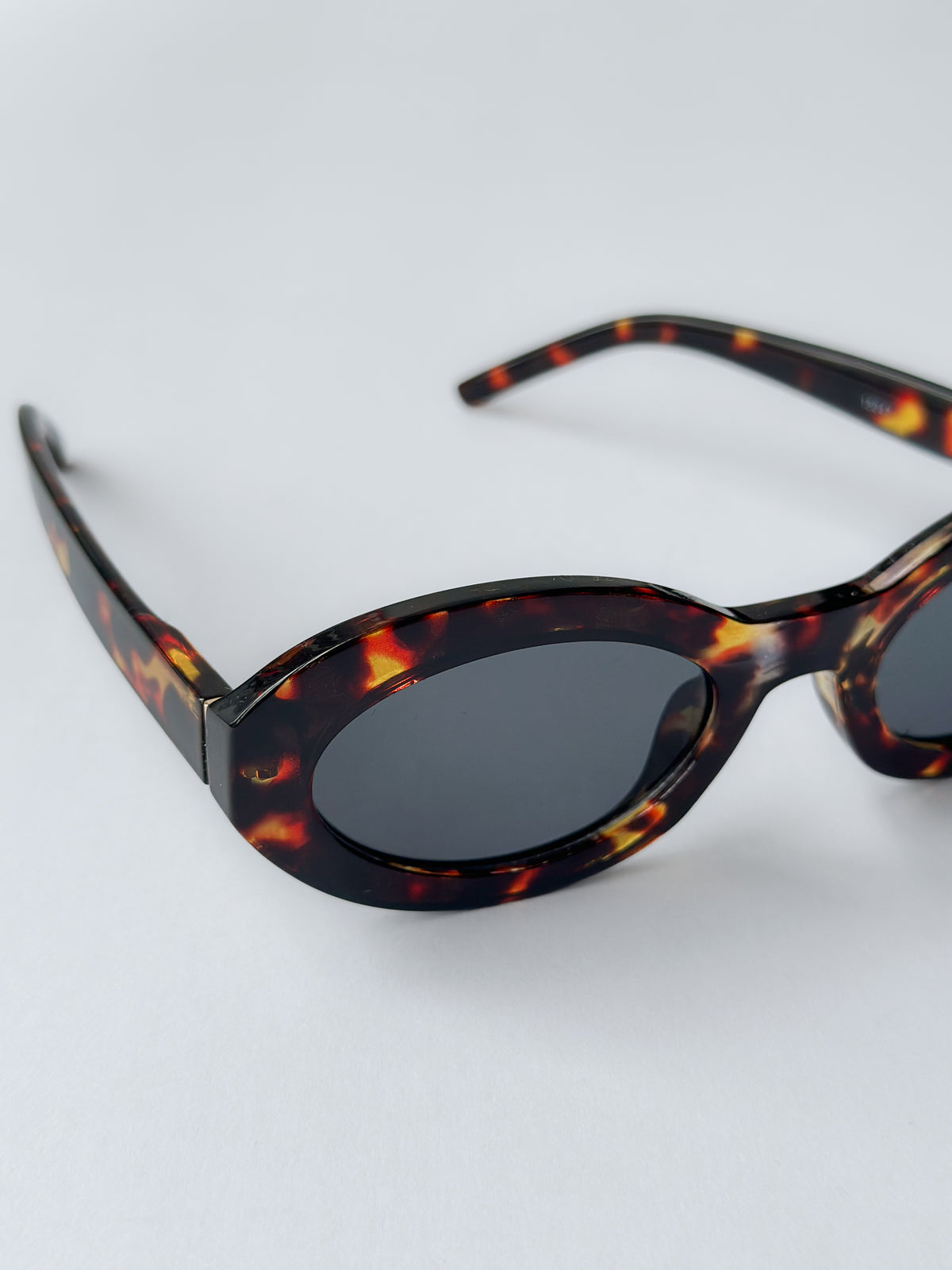 Lentes de sol clásicas ovaladas con doble cierre de tornillos 81073