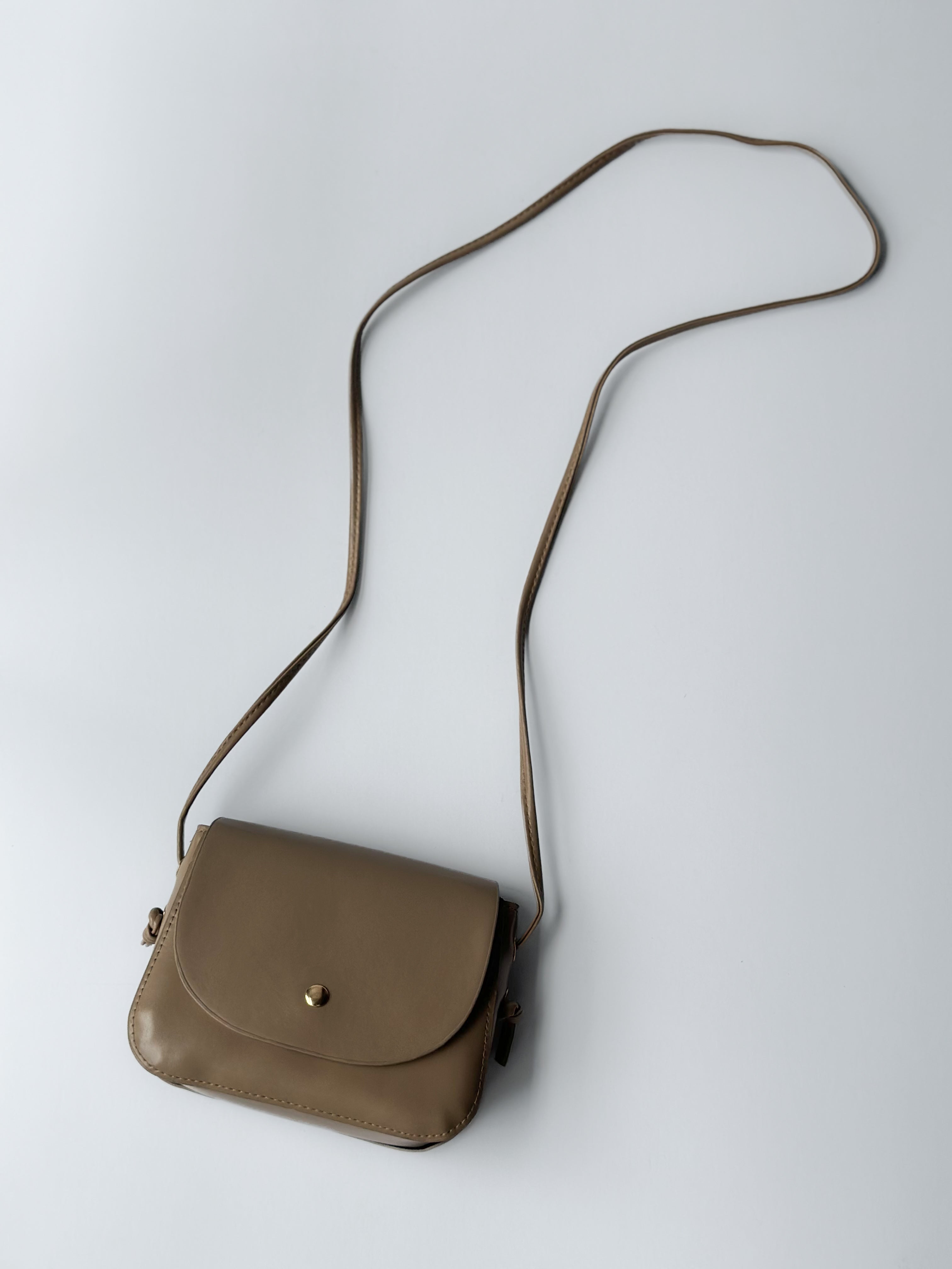 Bolso bandolera Essential de piel sintética suave KB28744