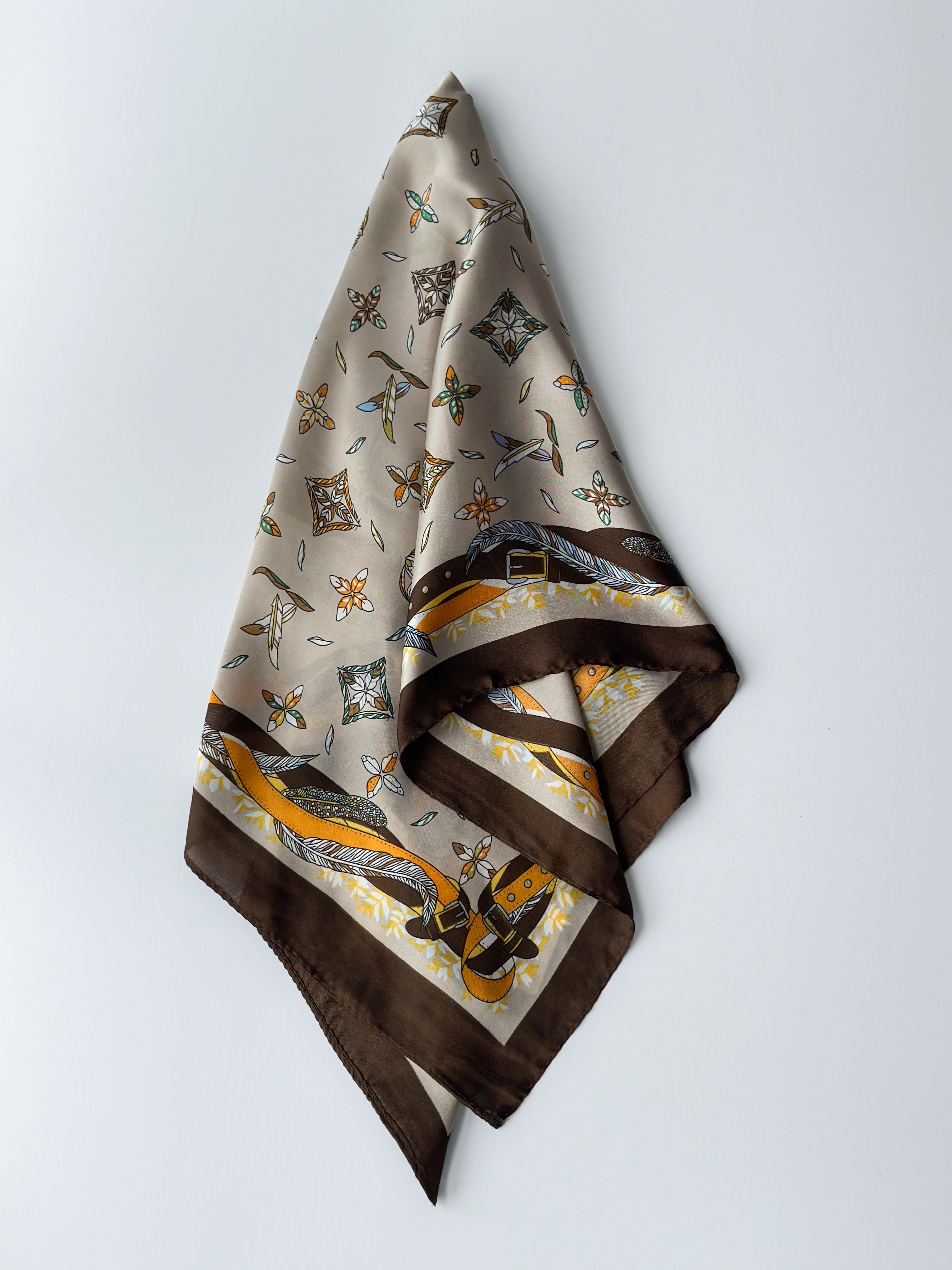 Pañuelo cuadrado con estampado de plumas SF880026-05
