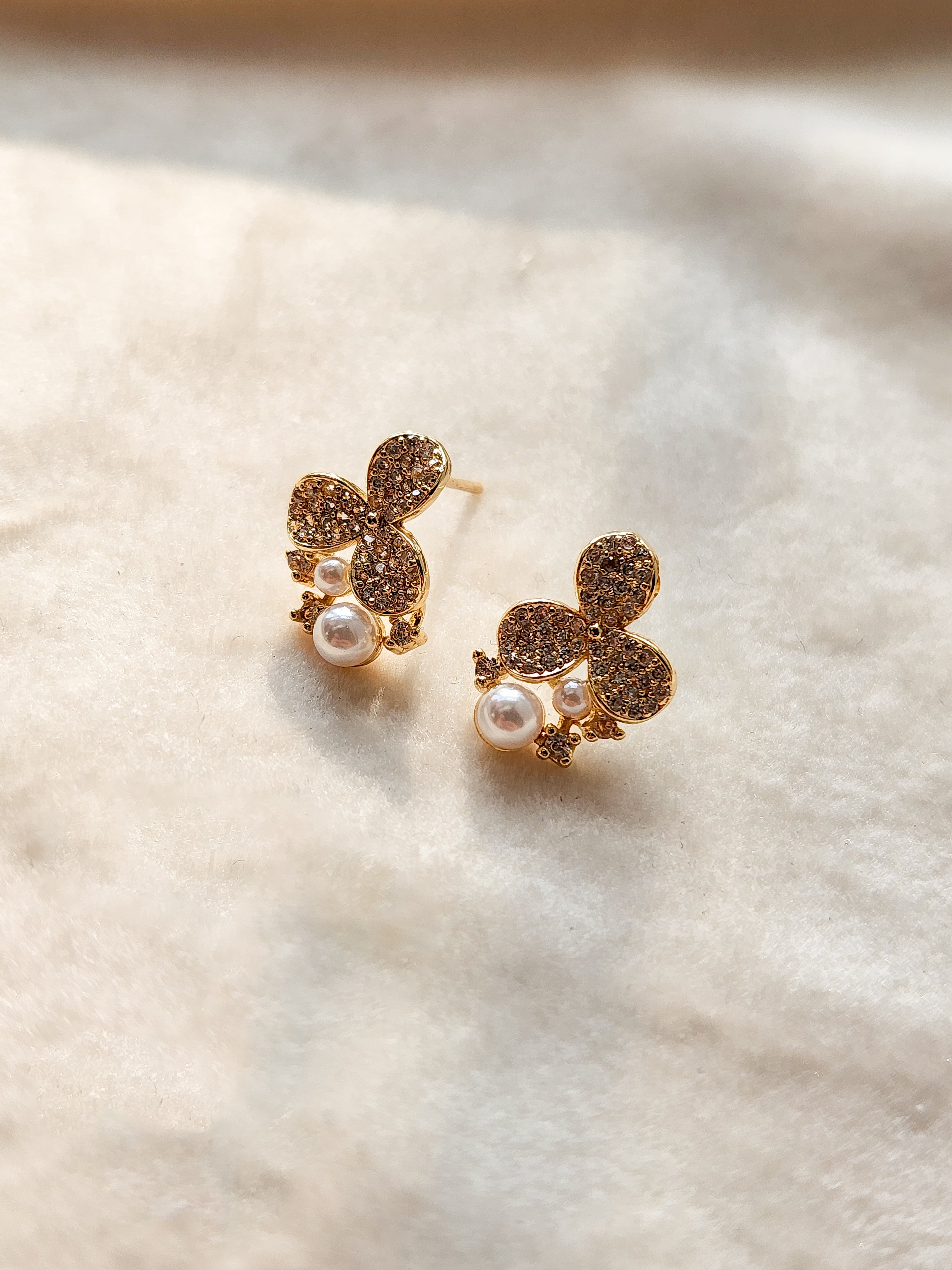 Arete pequeño flor de 3 petalos con perlitas blancas y zirconias Kooko & Kaanela KKPEQ-629