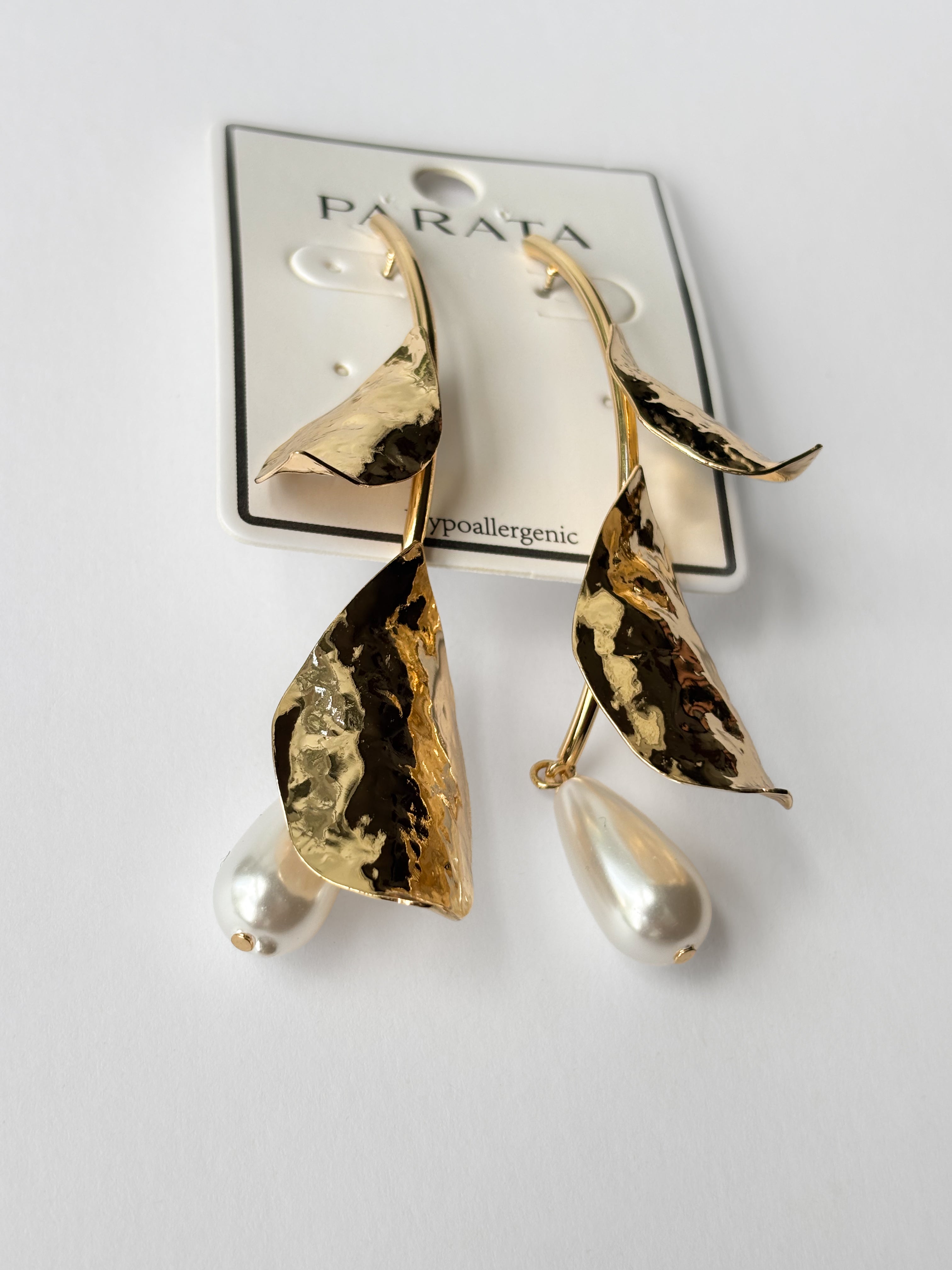 Pendientes colgantes de perlas con forma de hoja martillada BE1100