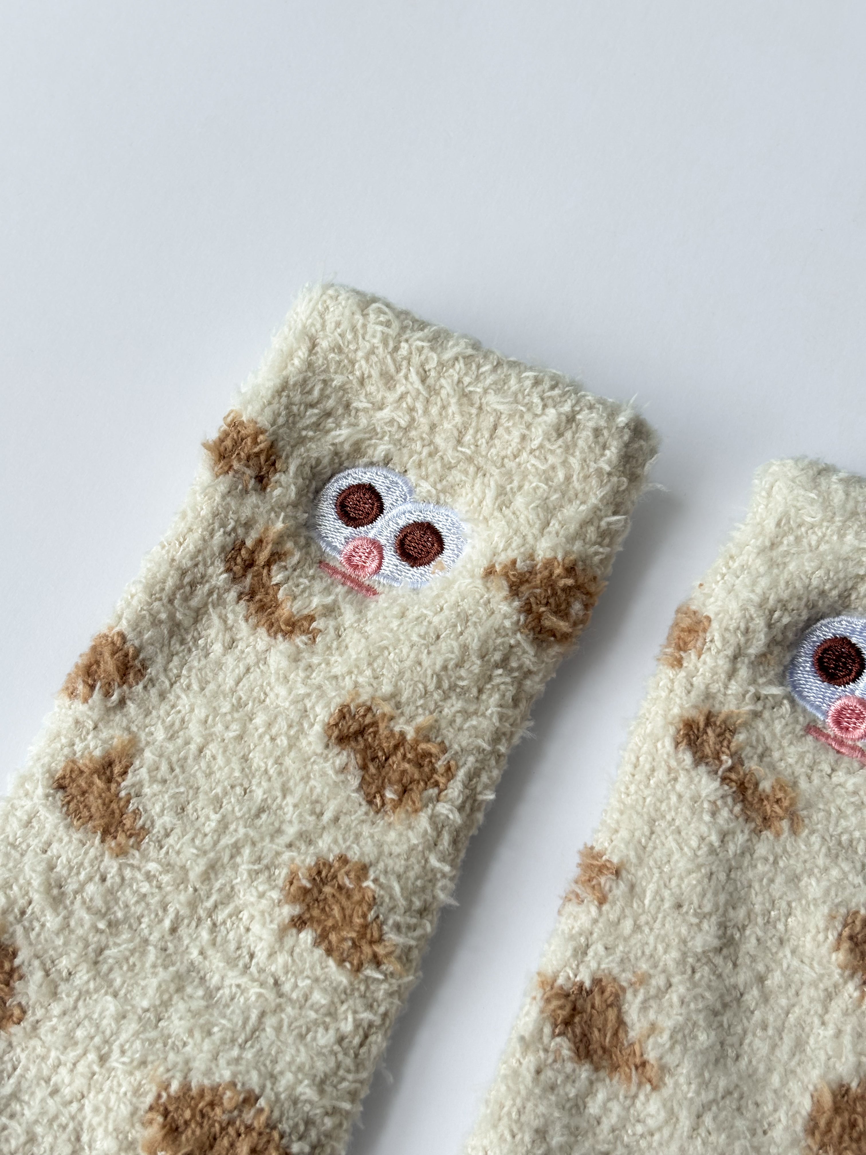 Calcetines peludos con lunares y caritas sonrientes S0760020ASST