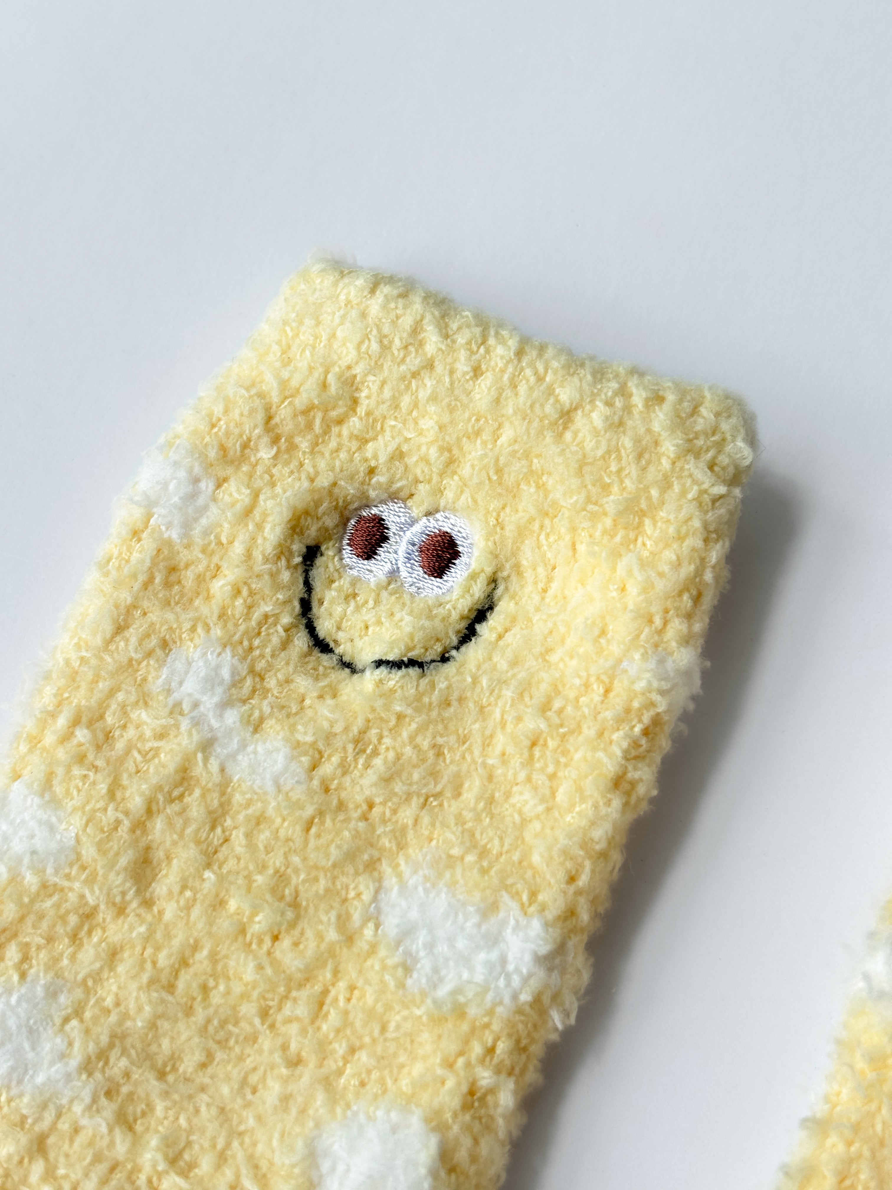 Calcetines peludos con lunares y caritas sonrientes S0760020ASST