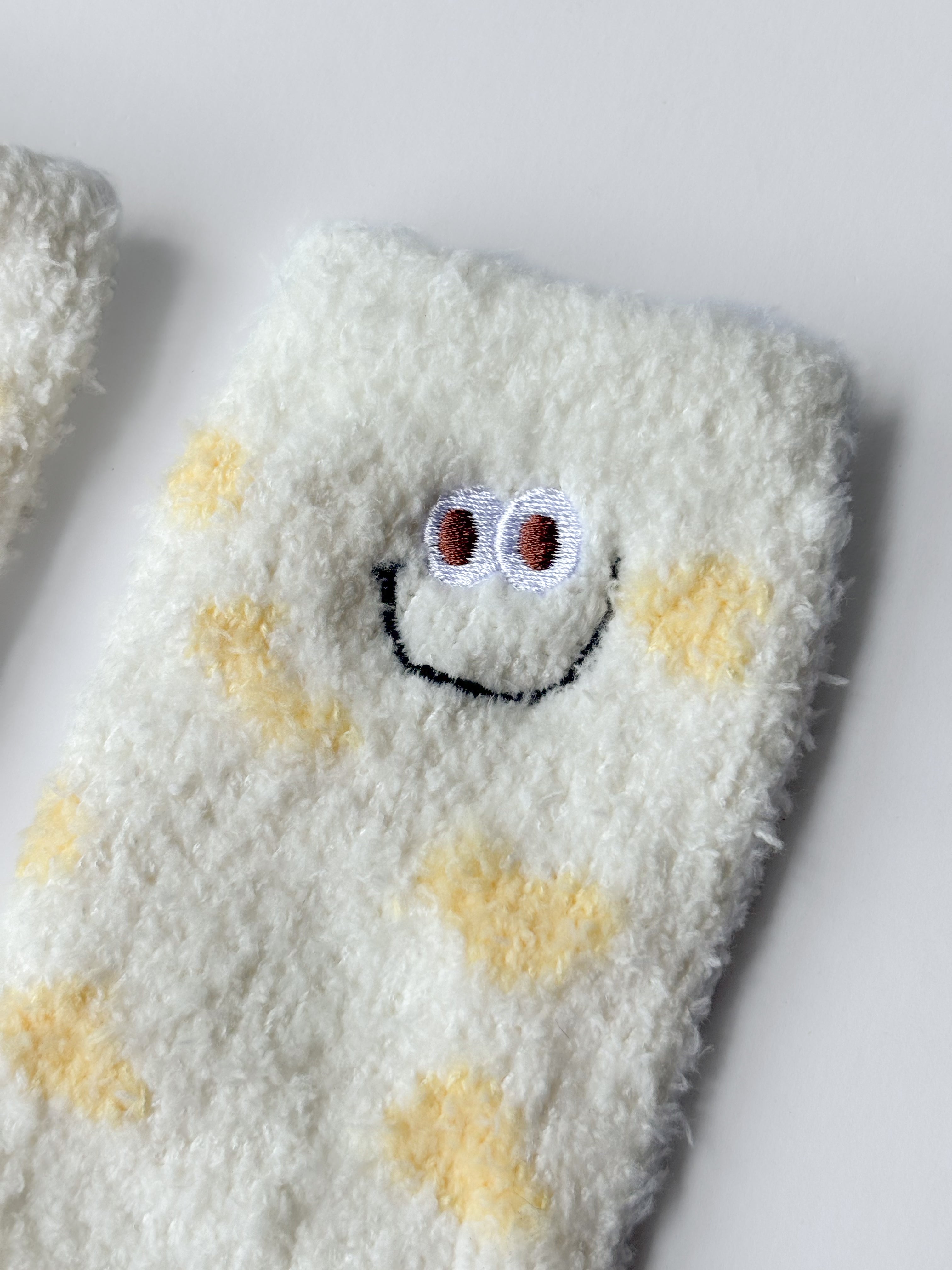 Calcetines peludos con lunares y caritas sonrientes S0760020ASST
