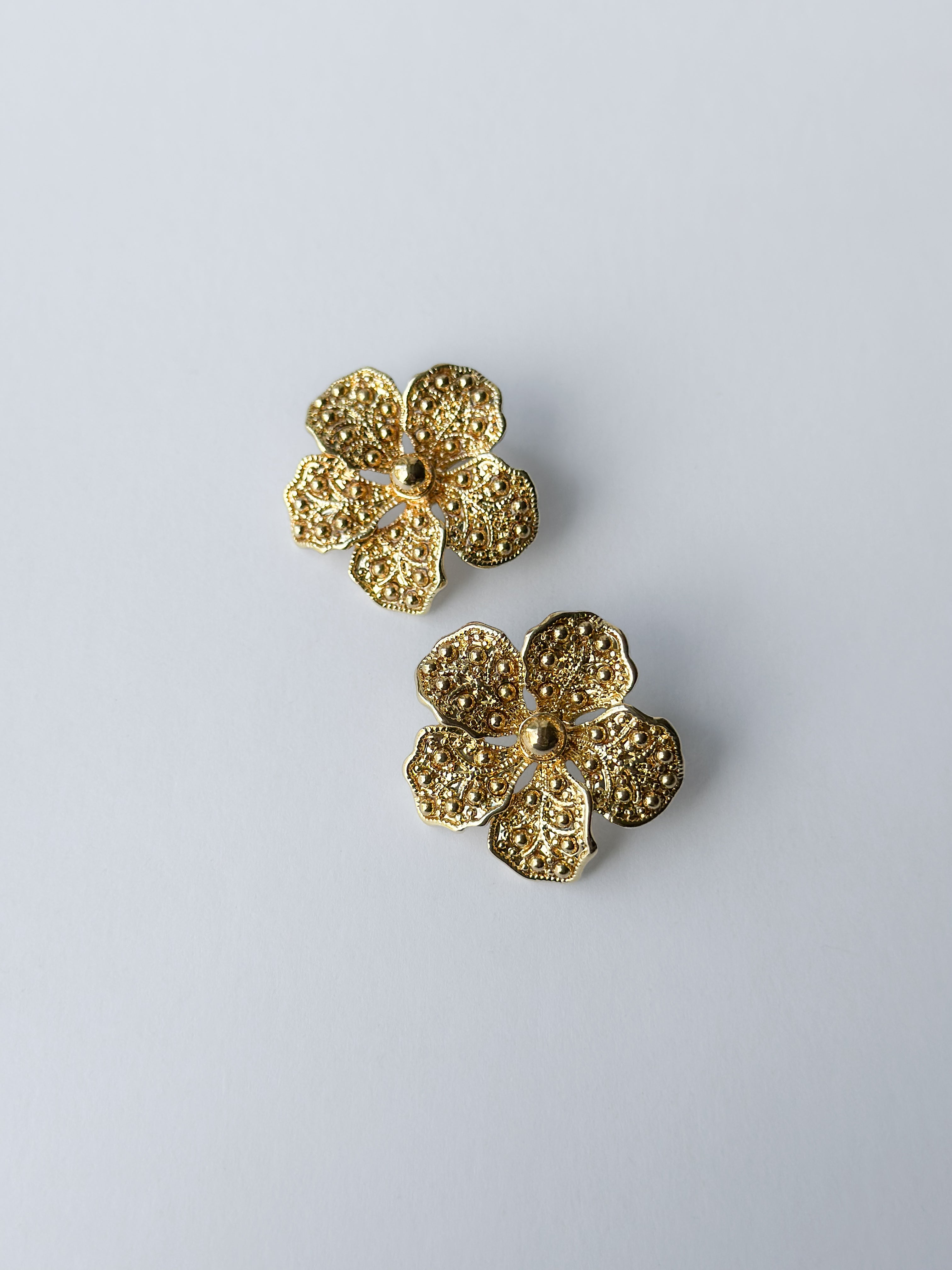 Pendientes grabados con flores en flor HE4427