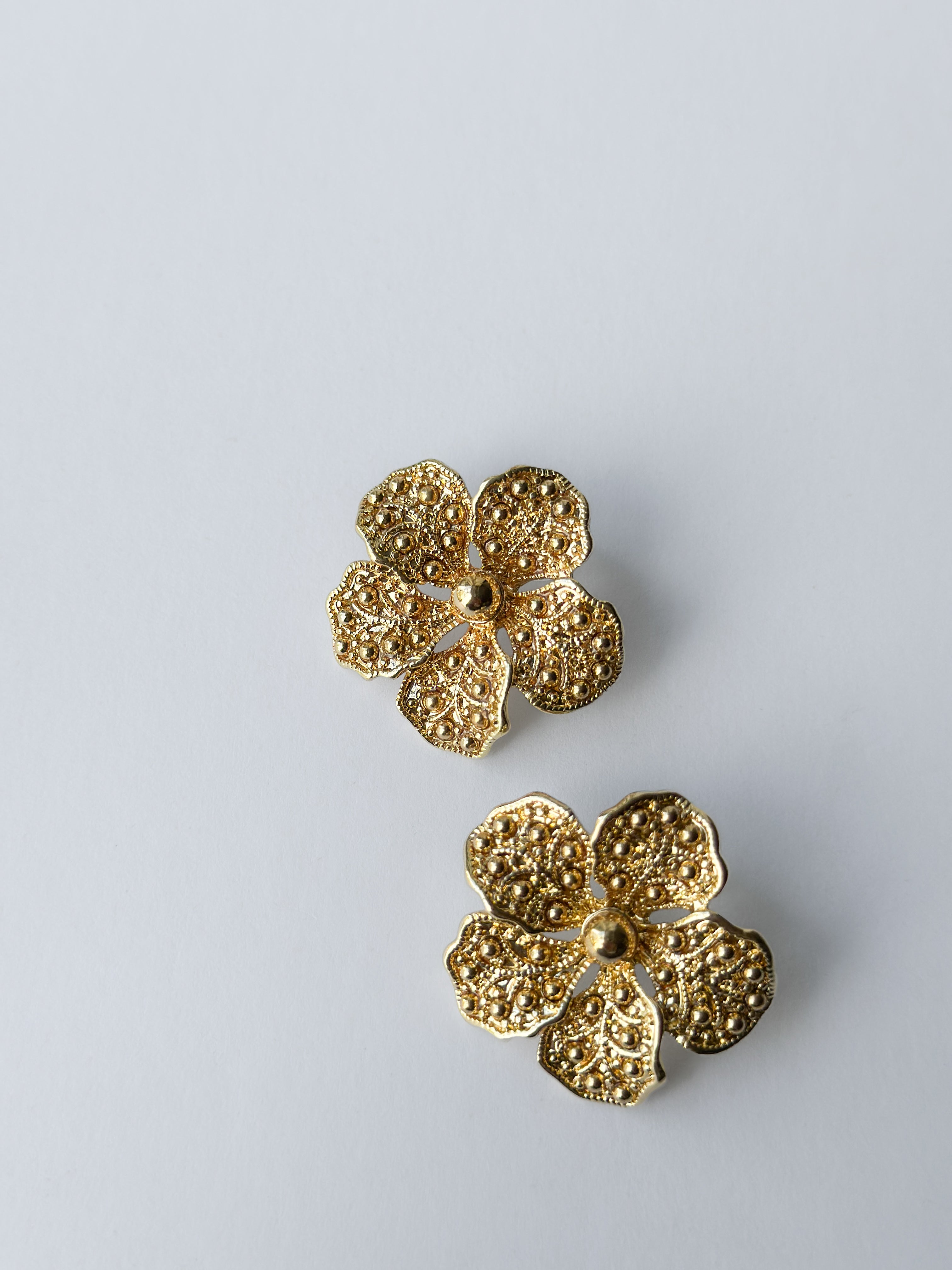 Pendientes grabados con flores en flor HE4427
