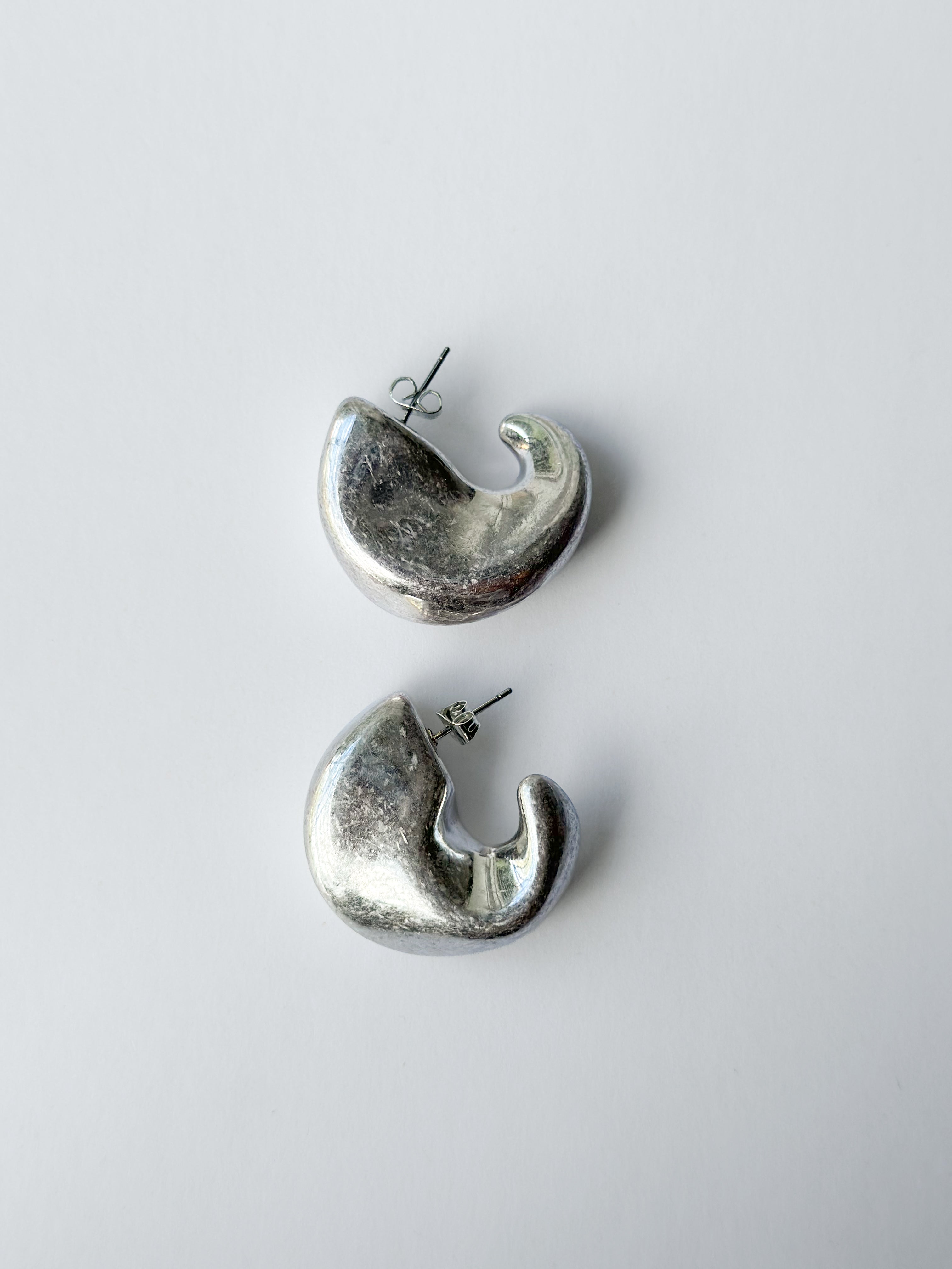 Pendientes de aro abstractos martillados PE7569