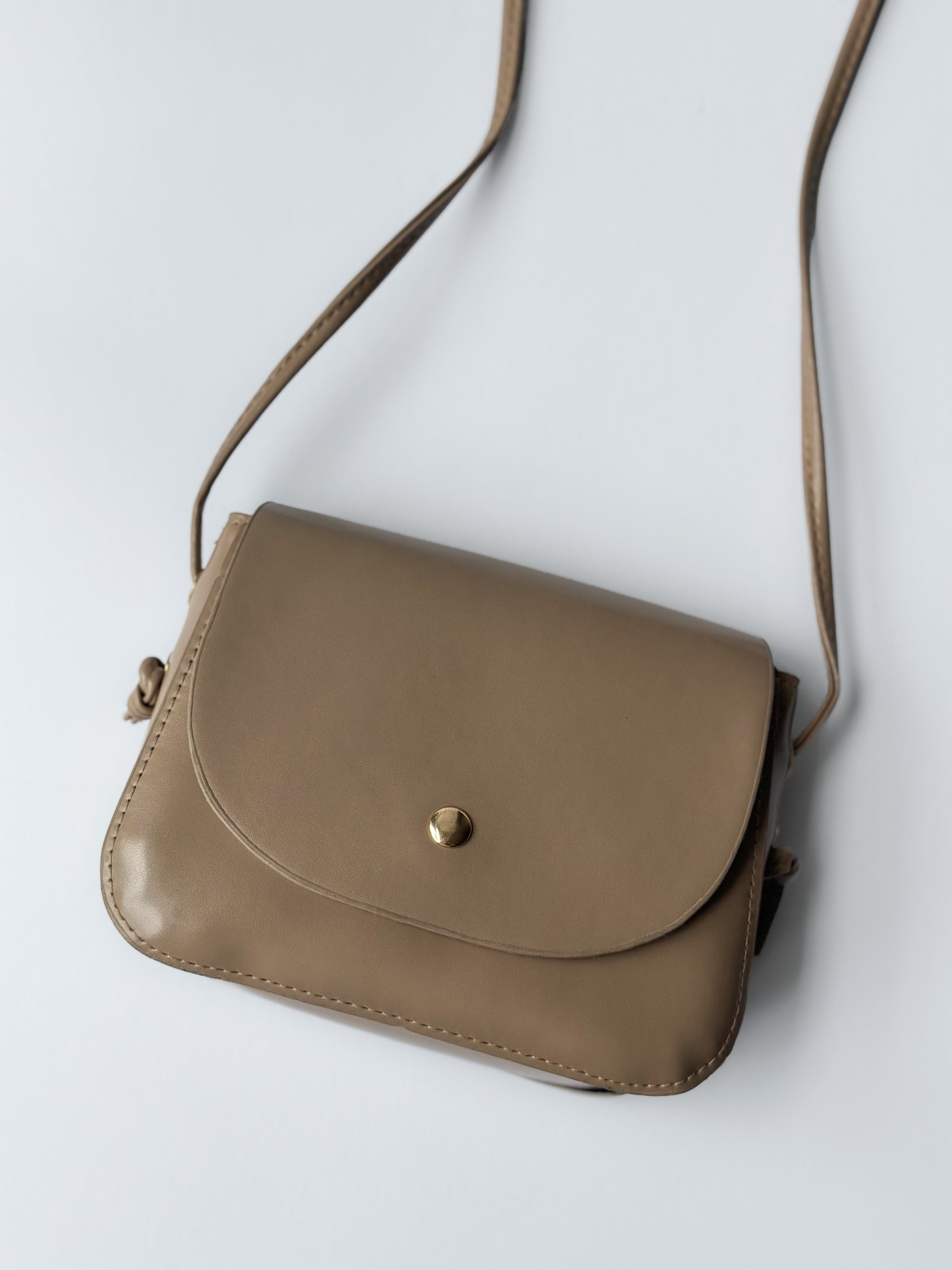 Bolso bandolera Essential de piel sintética suave KB28744