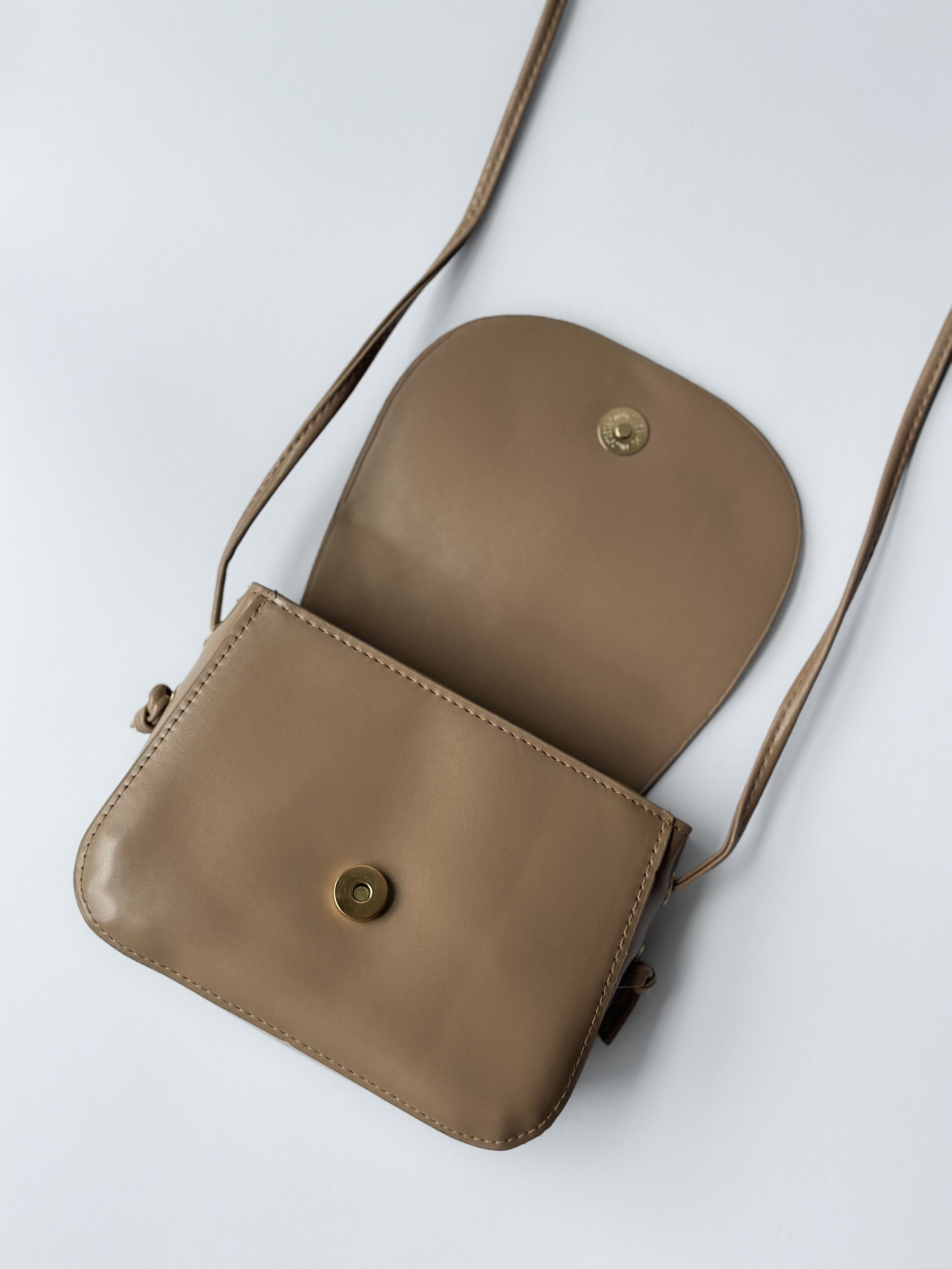 Bolso bandolera Essential de piel sintética suave KB28744